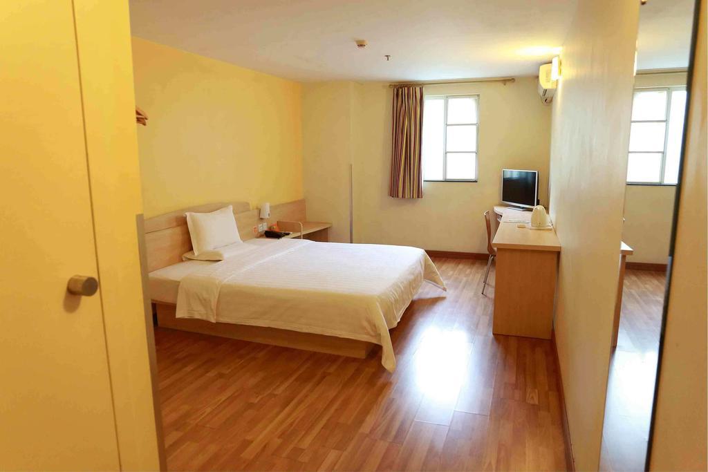 7Days Inn Wuzhou South Railway Station Cangwu Habitación foto