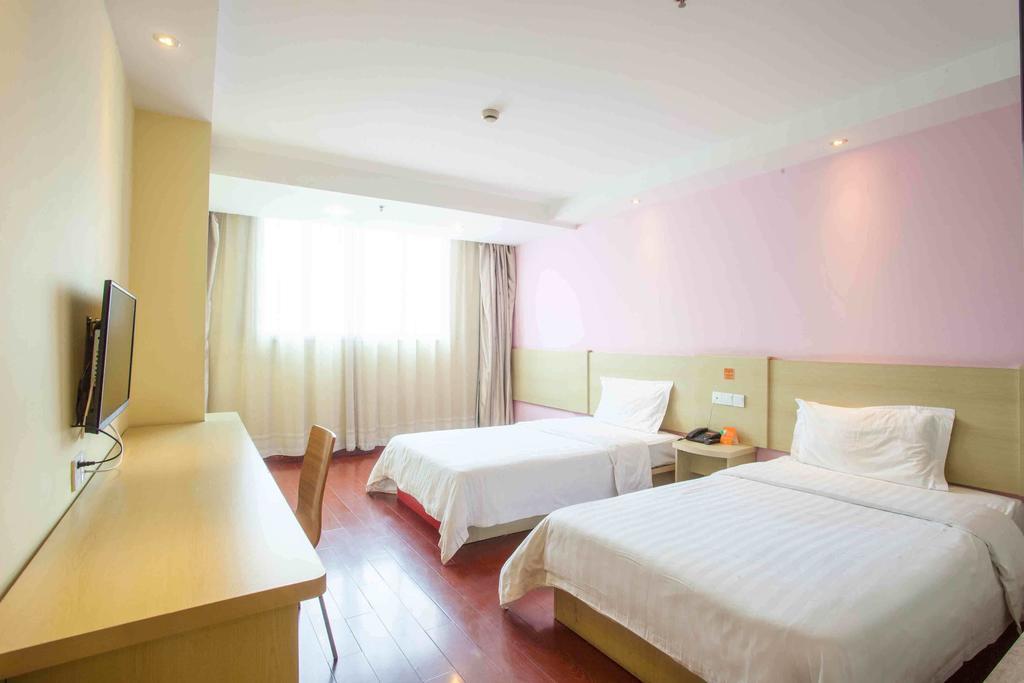7Days Inn Wuzhou South Railway Station Cangwu Habitación foto