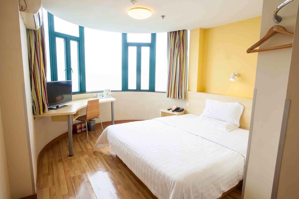 7Days Inn Wuzhou South Railway Station Cangwu Habitación foto