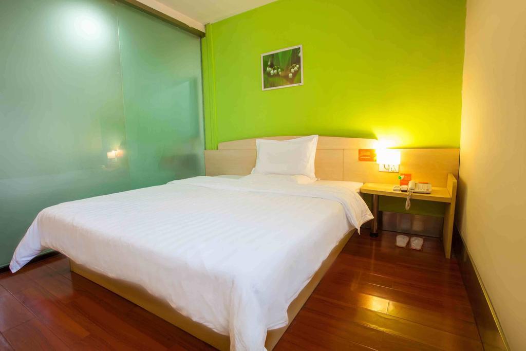 7Days Inn Wuzhou South Railway Station Cangwu Habitación foto