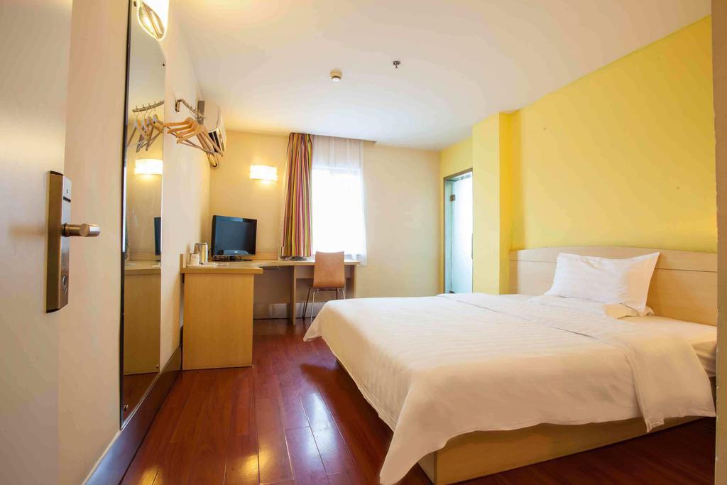 7Days Inn Wuzhou South Railway Station Cangwu Habitación foto
