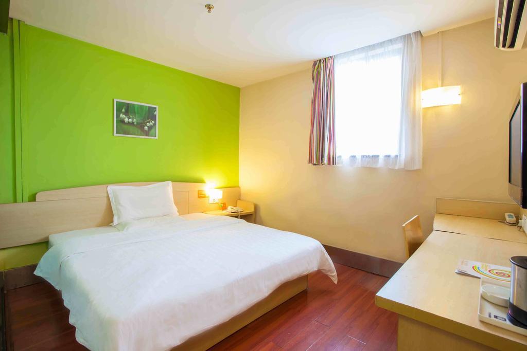 7Days Inn Wuzhou South Railway Station Cangwu Habitación foto