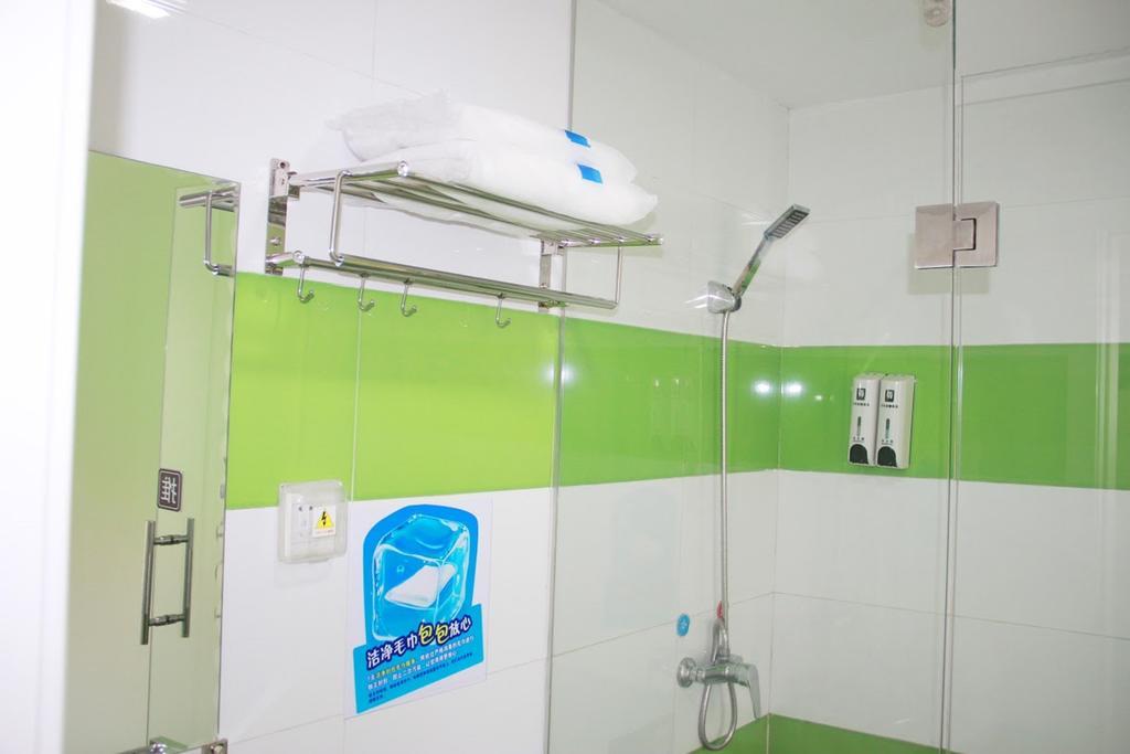 7Days Inn Wuzhou South Railway Station Cangwu Habitación foto